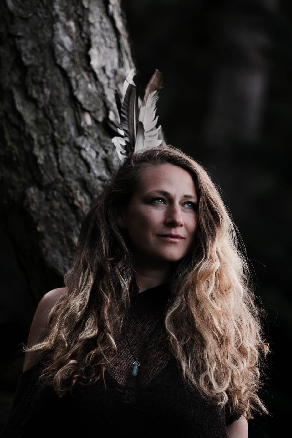 Linda mit Feder im Haar, Blick nach oben